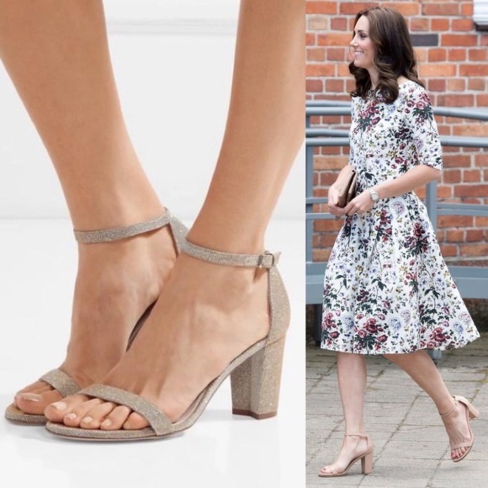Stuart Weitzman
Nearlynude Suede Sandal